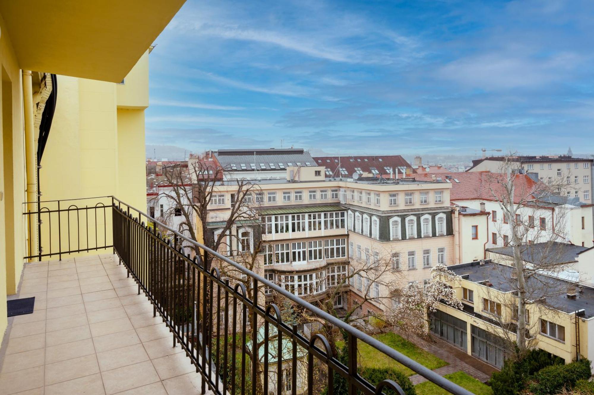 Palace Petrarca Praag Buitenkant foto